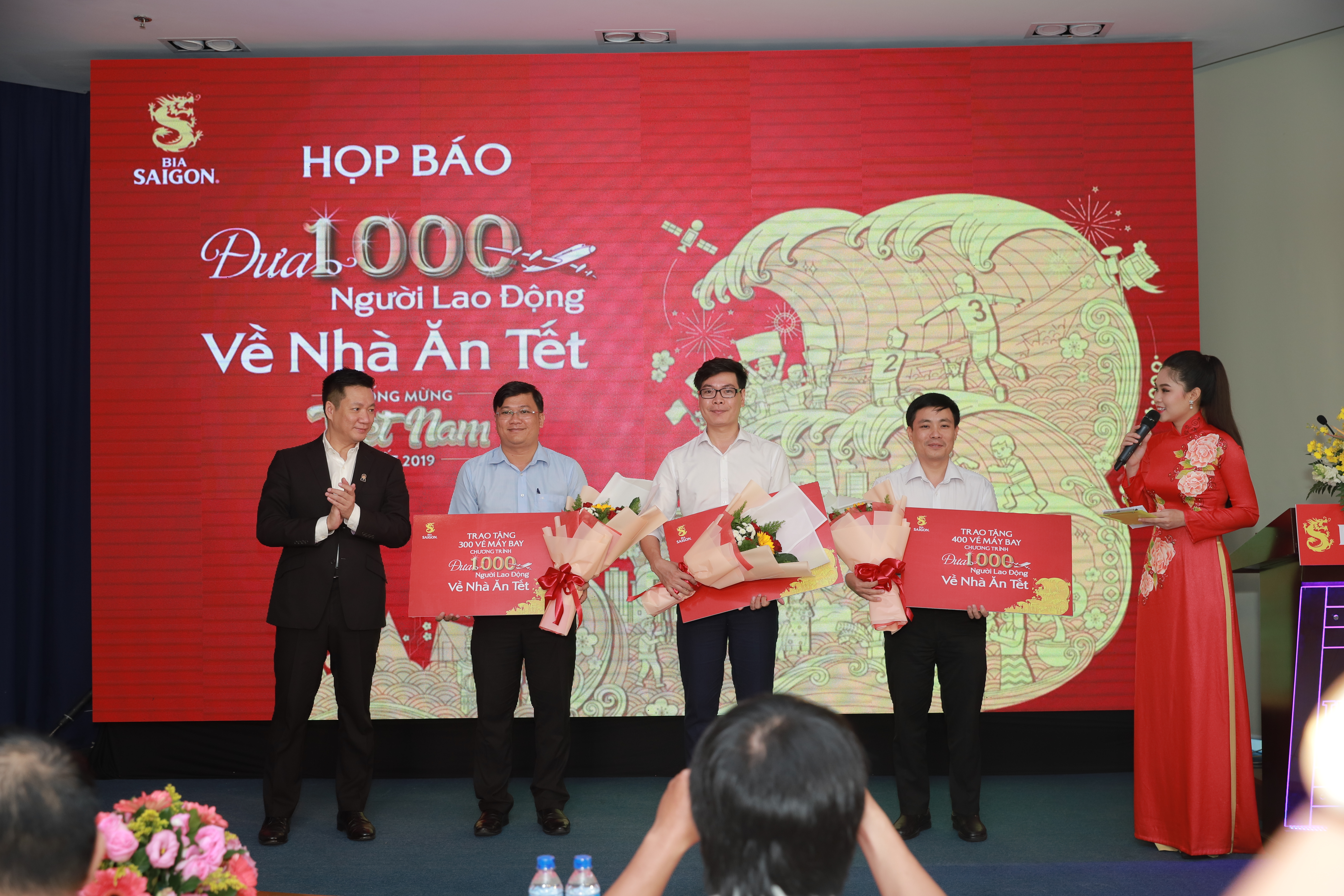 1.000 NGƯỜI LAO ĐỘNG ĐƯỢC BIA SAIGON TRAO TẶNG VÉ MÁY BAY VỀ NHÀ ĂN TẾT