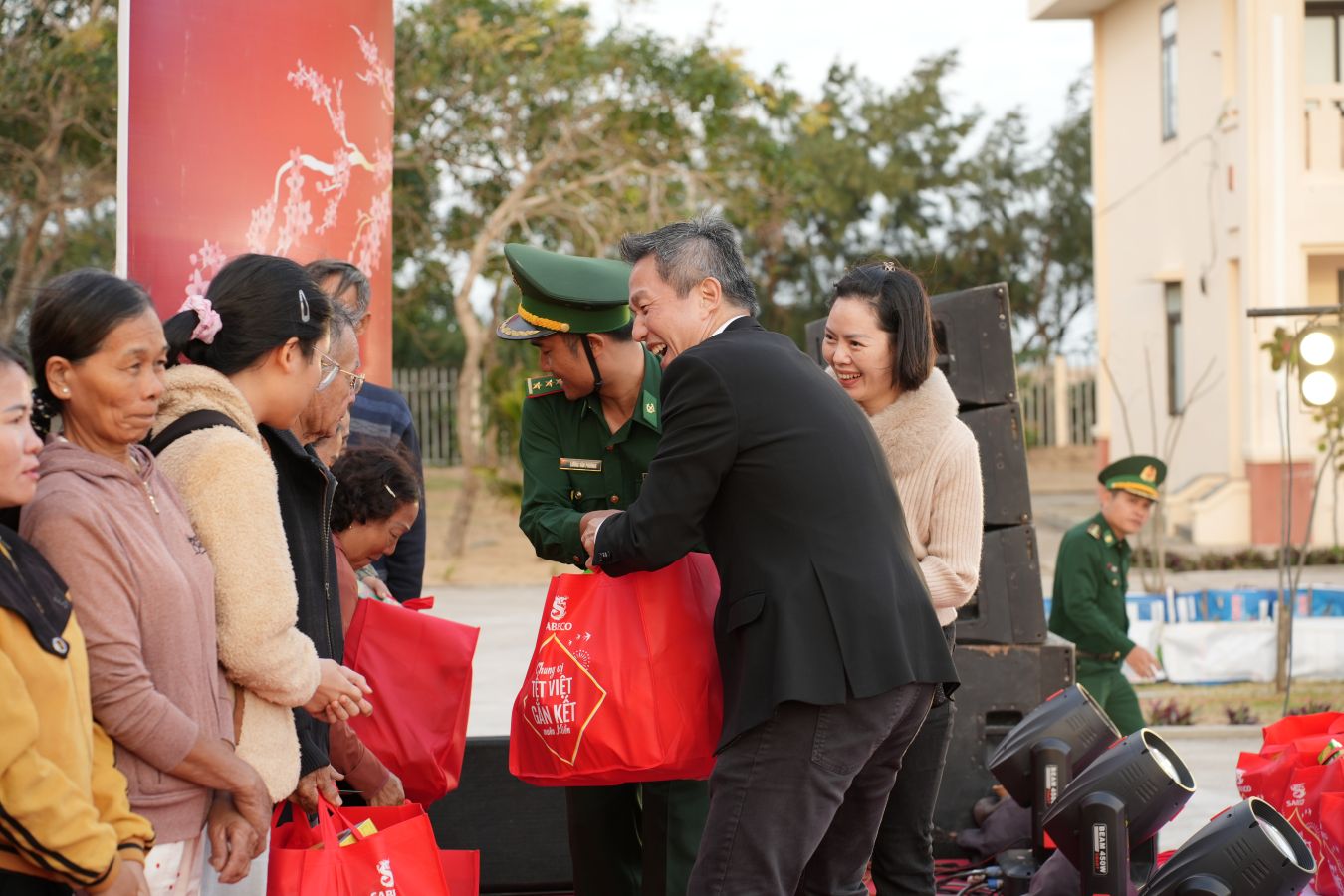 SABECO TÔN VINH VĂN HÓA VIỆT QUA CHIẾN DỊCH “CHUNG VỊ TẾT VIỆT – GẮN KẾT MUÔN MIỀN”, GÓP PHẦN KẾT NỐI CỘNG ĐỒNG & MANG TẾT ĐẾN GẦN HƠN VỚI NGƯỜI DÂN ĐỊA PHƯƠNG